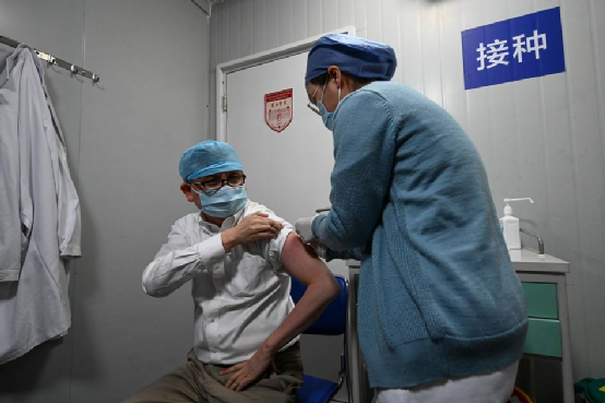 钟南山张文宏已接种国产新冠疫苗,呼吁提高国内接种率