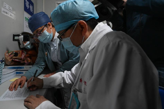 钟南山张文宏已接种国产新冠疫苗,呼吁提高国内接种率