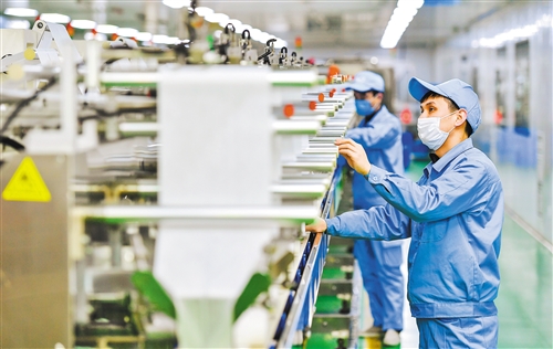 疫情防控下，如何采取措施保障经济平稳发展？