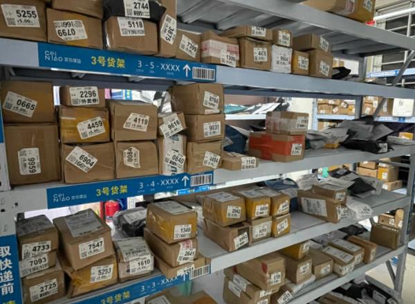 郑州疫情下快递成热点,时效慢、发货停,包裹咋办?