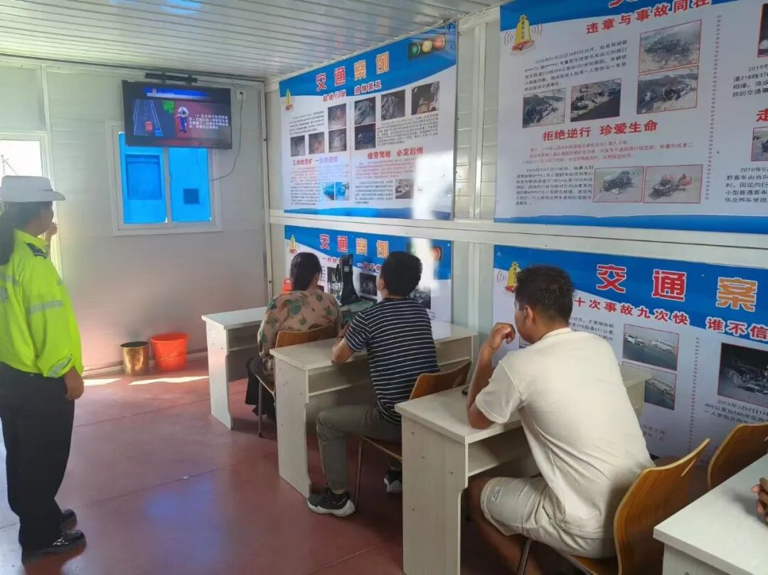 和静交警针对违章高发人群精准宣教 发短信加微信现场上课防事故