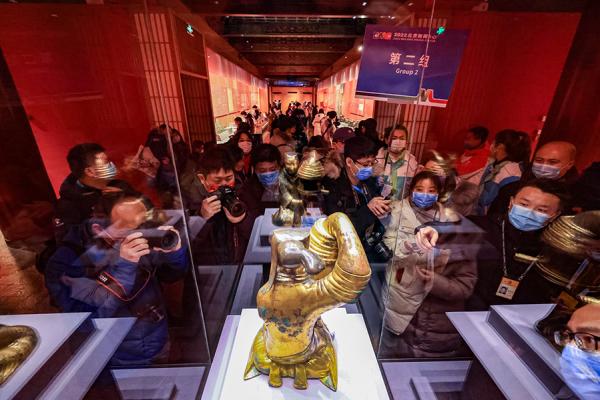 北京冬奥会闭幕前新闻中心开启‘惊喜盲盒’，中外记者寄语双奥之城