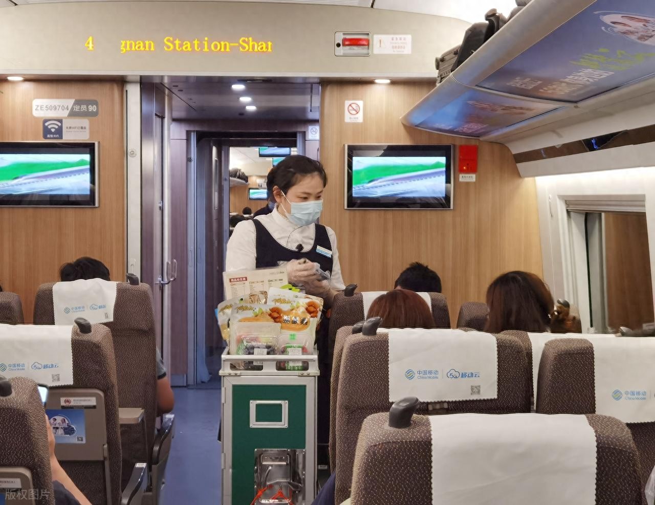 两只烤鸡引发争议：是“小费”讨好，还是违规越界？